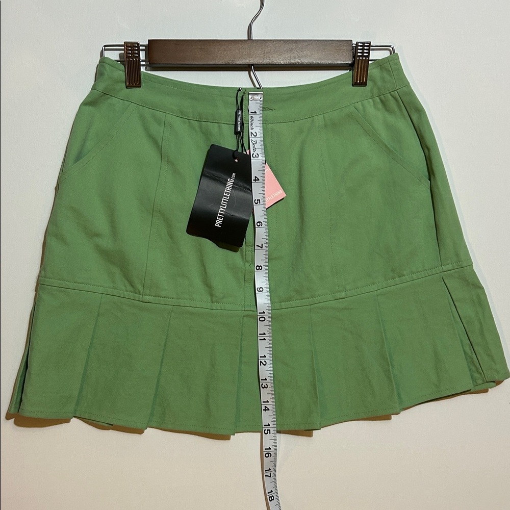 PrettyLittleThing Green Mini Skirt NWT Pleated Hem Y2K Tennis Preppy Size US 6 - Picture 4 of 5